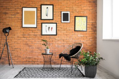 İçinde resimler olan modern bir oda.