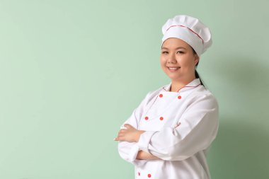 Renkli arkaplanda güzel bir Asyalı şef