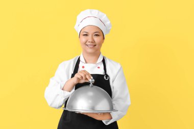 Renkli tepsisi olan güzel bir Asyalı şef.