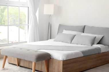 Otel odasında büyük, rahat bir yatak.