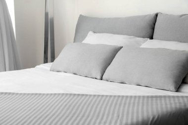 Otel odasında büyük, rahat bir yatak.