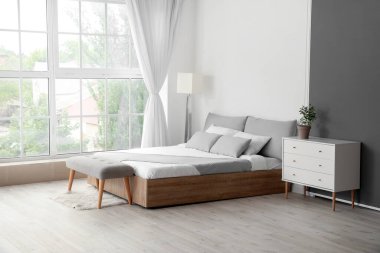 Otel odasında büyük, rahat bir yatak.