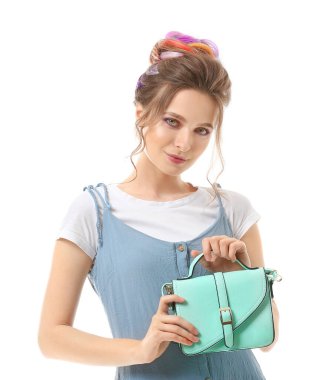 Beyaz arka planda olağandışı saçları olan güzel bir genç kadın.