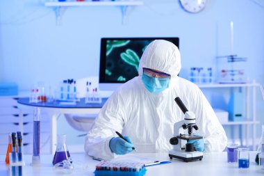 Laboratuvarda numuneyle çalışan bilim adamı.