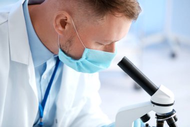 Laboratuvarda numuneyle çalışan bilim adamı.