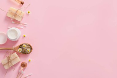 Renkli papatya çiçekli kozmetikler