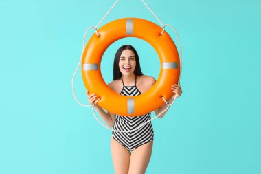 Renkli can simidi olan bir sahil kurtarıcısı.