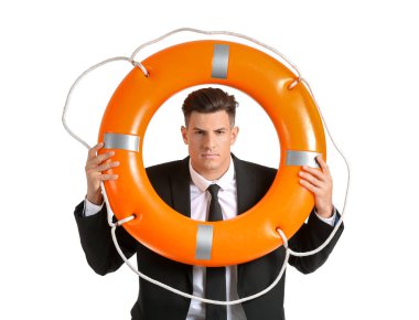 Beyaz arka planda can simidi olan genç bir iş adamı