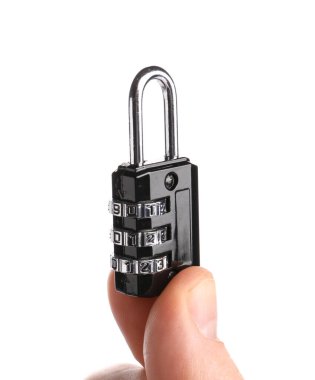 Beyaz arka planda küçük kilidi olan erkek el.