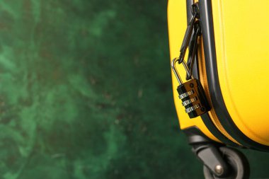 Renk arkaplanına kilitlenmiş bavul, kapat