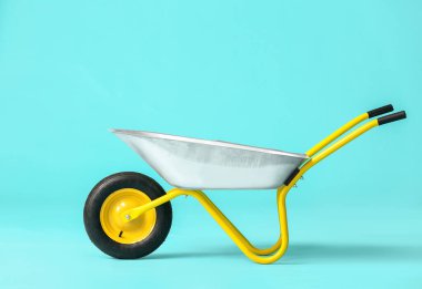 Renk arkaplanında boş el arabası