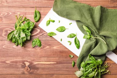 Tahta masada taze fesleğenli kompozisyon