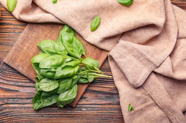 Tahta masada taze fesleğenli kompozisyon