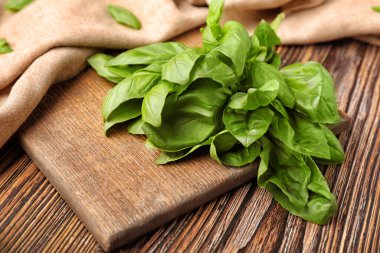 Ahşap arka planda taze yeşil fesleğen