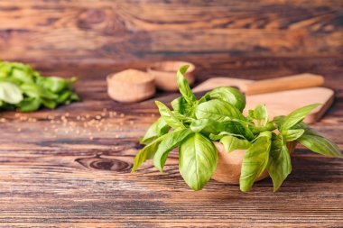 Tahta masada taze yeşil fesleğen