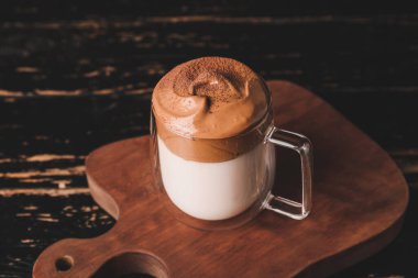 Masada bir bardak lezzetli dalgona kahvesi.