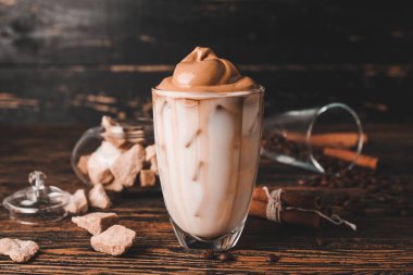 Masada bir bardak lezzetli dalgona kahvesi.