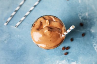 Renkli dalgona kahvesi.