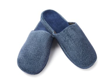 Beyaz arka planda bir çift yumuşak terlik