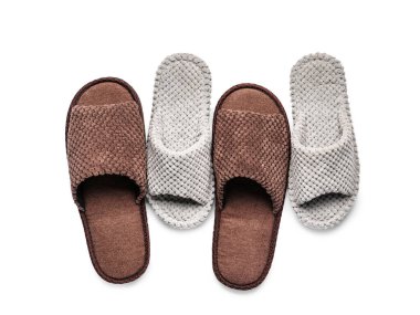 Beyaz arkaplanda yumuşak terlikler