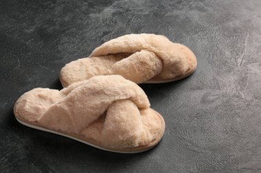 Gri arkaplanda bir çift yumuşak terlik