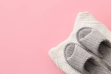 Renkli arka planda bir çift yumuşak terlik ve kıyafet