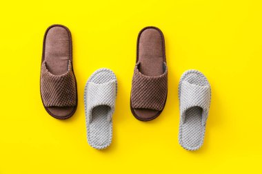 Renkli arka planda yumuşak terlikler