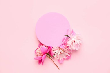 Güzel şakayık çiçekleri ve arkaplanda boş bir kart