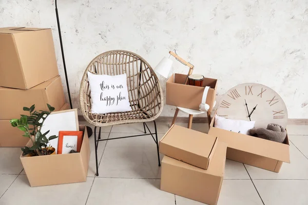 Boîtes Carton Avec Effets Personnels Fauteuil Dans Nouvel Appartement Jour — Photo