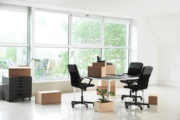 Cajas Cartón Con Pertenencias Muebles Nueva Oficina Día Mudanza —  Fotos de Stock