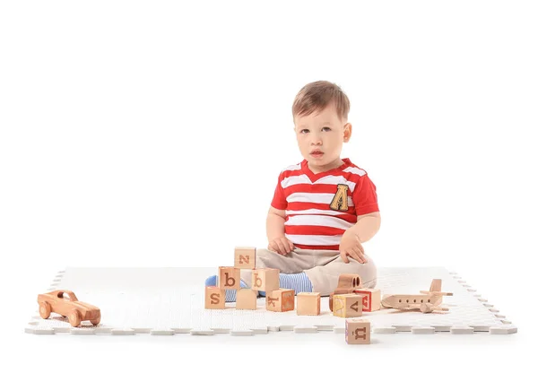 Netter Kleiner Junge Mit Spielzeug Auf Weißem Hintergrund — Stockfoto