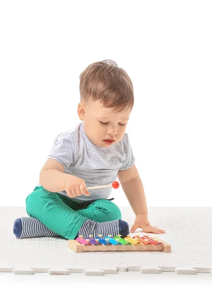 Lindo Niño Pequeño Con Xilófono Sobre Fondo Blanco — Foto de Stock