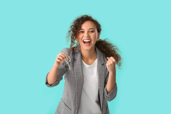 Jovem Feliz Com Chave Sobre Fundo Cor — Fotografia de Stock