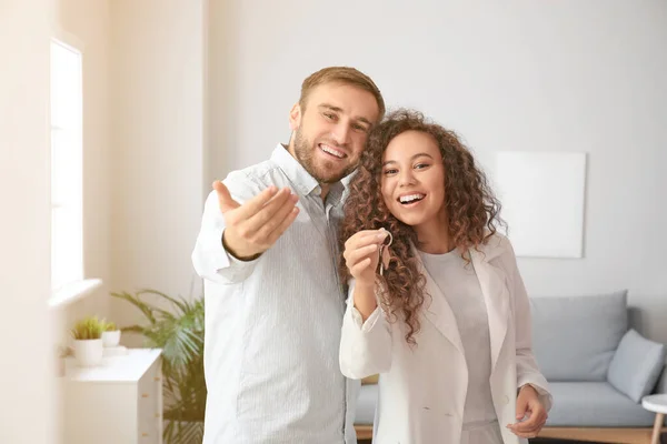 Glückliches Junges Paar Mit Schlüssel Der Neuen Wohnung — Stockfoto