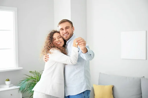 Glückliches Junges Paar Mit Schlüssel Der Neuen Wohnung — Stockfoto
