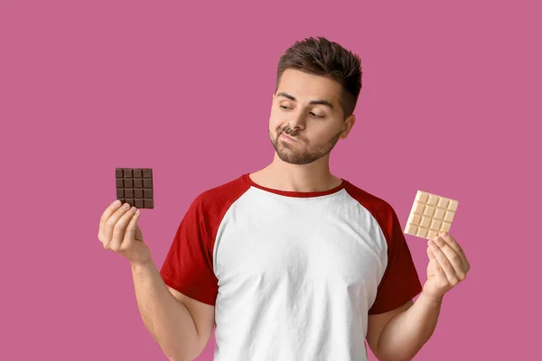 Jovem Pensativo Com Chocolate Diferente Fundo Cor — Fotografia de Stock