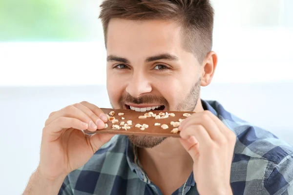 Guapo Joven Con Sabroso Chocolate Casa — Foto de Stock