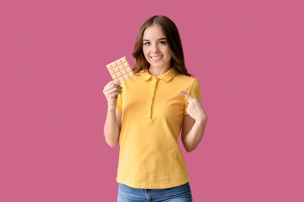 Mooie Jonge Vrouw Met Lekkere Chocolade Kleur Achtergrond — Stockfoto
