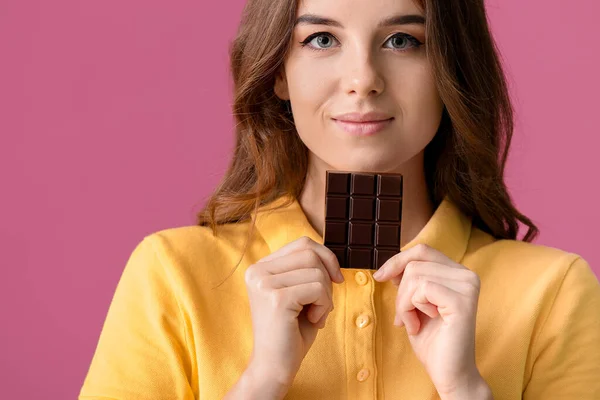 Mulher Bonita Com Chocolate Saboroso Fundo Cor — Fotografia de Stock