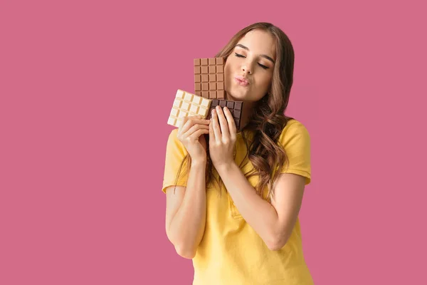 Schöne Junge Frau Mit Leckerer Schokolade Auf Farbigem Hintergrund — Stockfoto