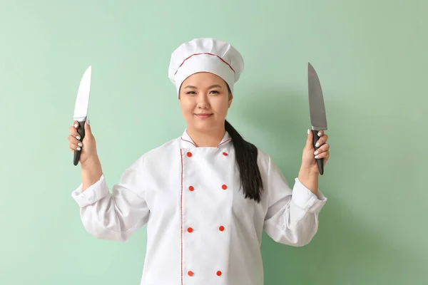 Hermoso Chef Asiático Con Cuchillos Fondo Color —  Fotos de Stock