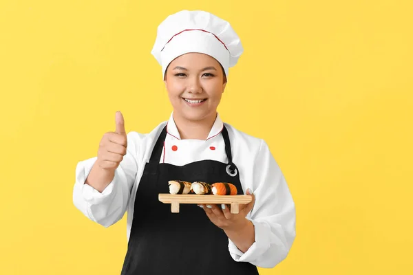 Bellissimo Chef Asiatico Con Rotoli Sushi Che Mostrano Gesto Pollice — Foto Stock