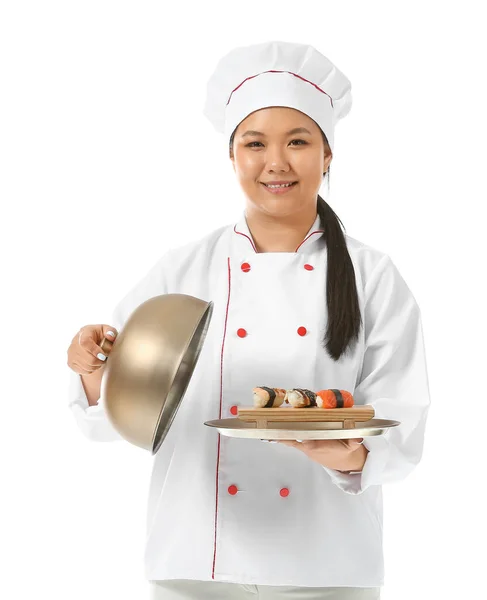 白い背景に寿司ロールを持つ美しいアジア料理人 — ストック写真