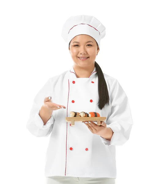 白い背景に寿司ロールを持つ美しいアジア料理人 — ストック写真