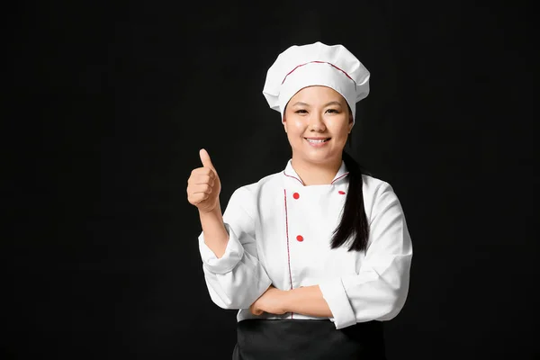 Krásné Asijské Kuchař Ukazující Palec Gesto Tmavém Pozadí — Stock fotografie