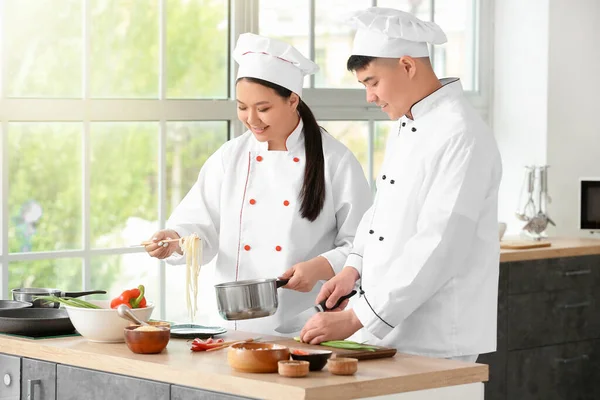 Chefs Asiáticos Cocinando Juntos Cocina —  Fotos de Stock
