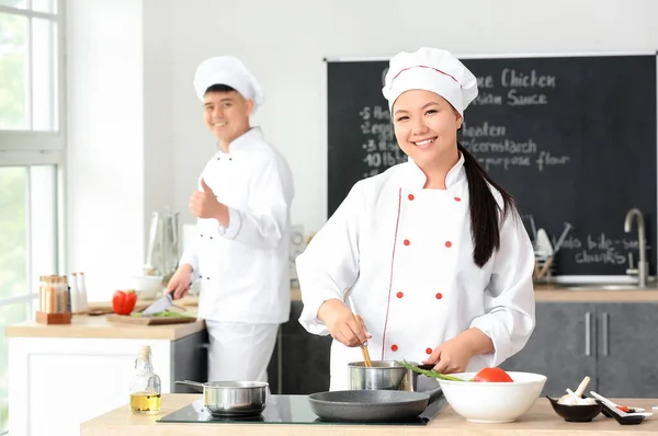 亚洲厨师在厨房一起做饭 — 图库照片