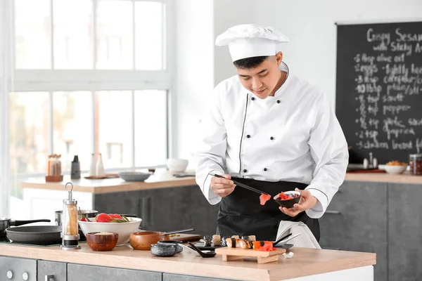 Knappe Aziatische Chef Koken Keuken — Stockfoto