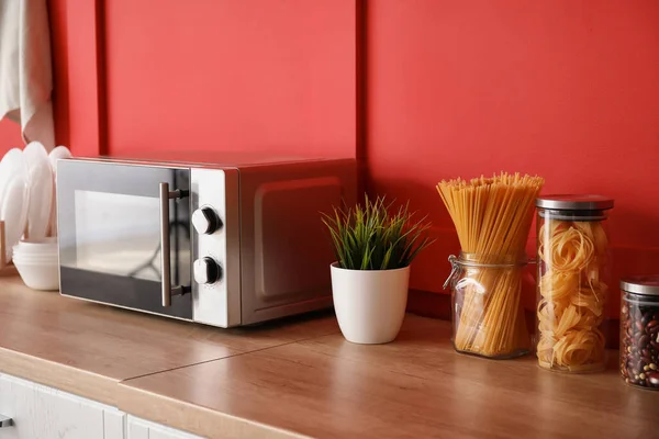 Microwave Oven Raw Pasta Modern Kitchen — Stock Photo, Image