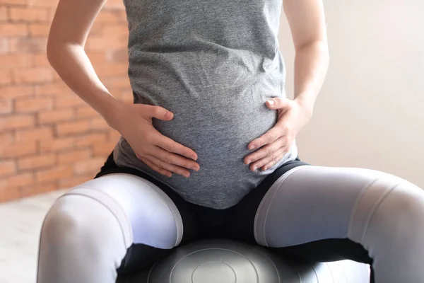 Jonge Zwangere Vrouw Training Sportschool — Stockfoto